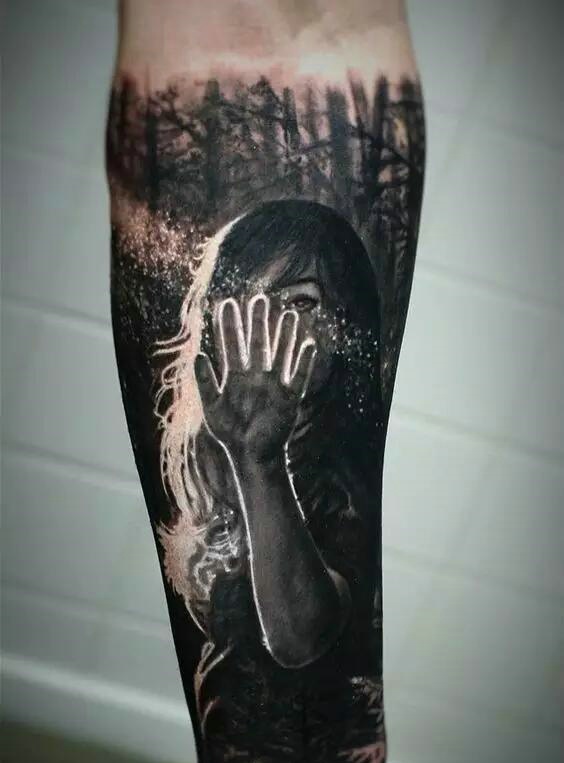 手臂3d的纹身图案有种蒙蒙的美