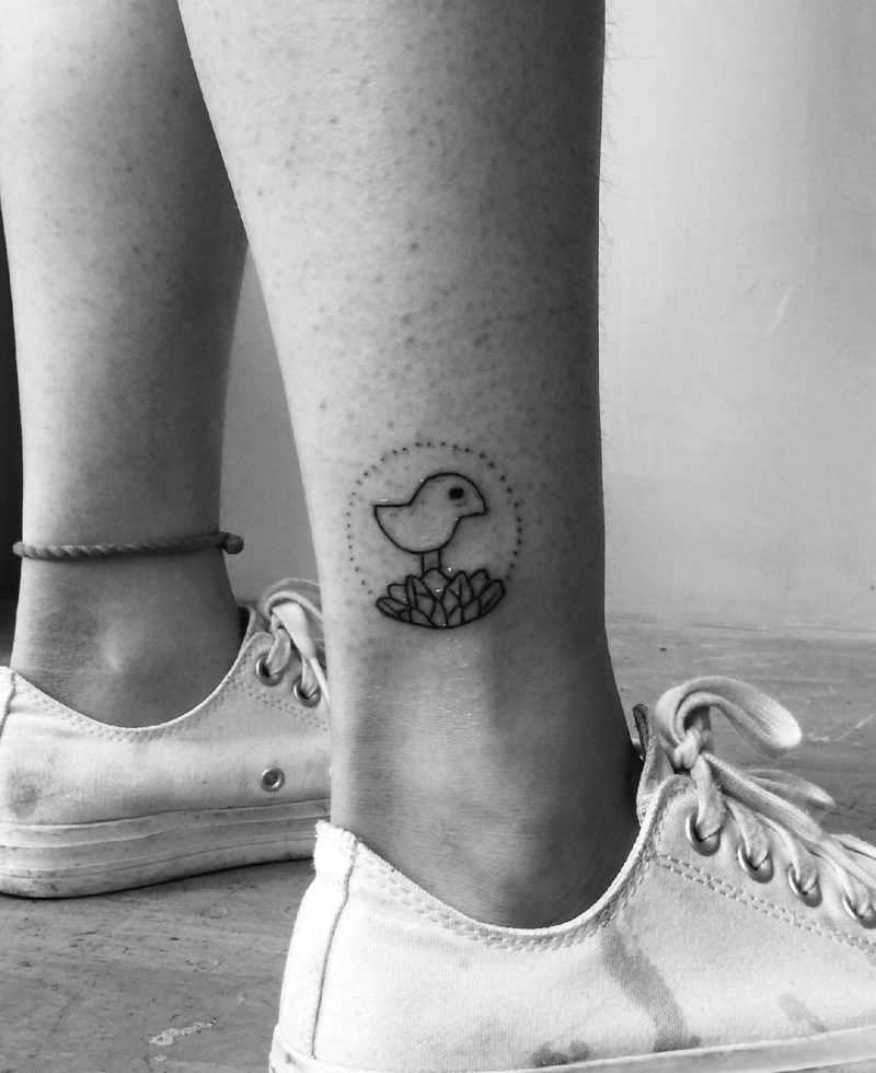 小腿处侧边的迷你小鸟纹身图案