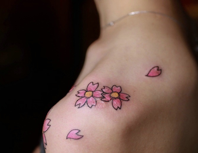 香肩里的小清新花瓣纹身刺青