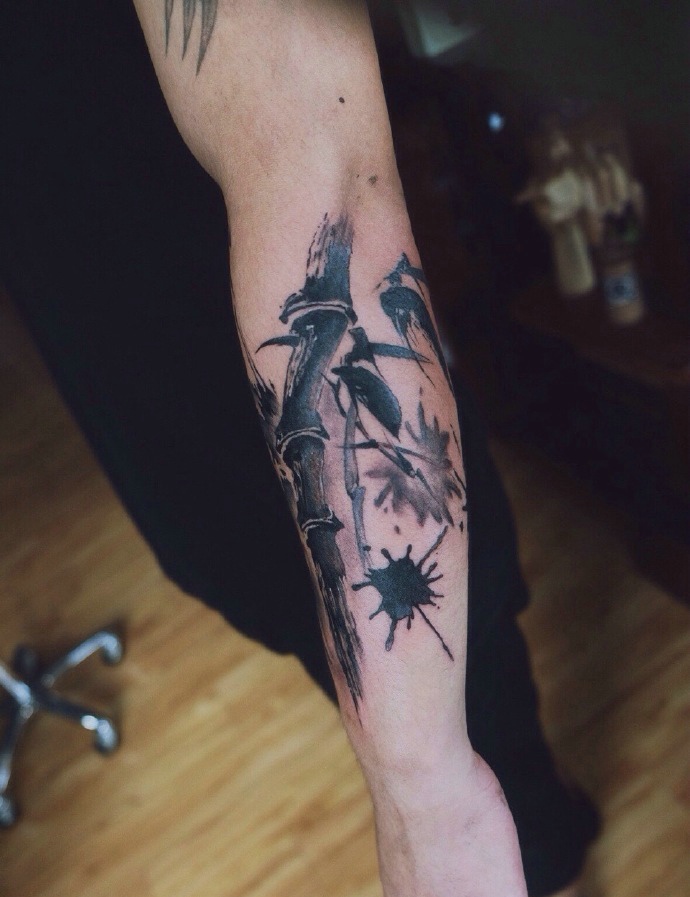 手臂水墨山竹纹身图案很有个性