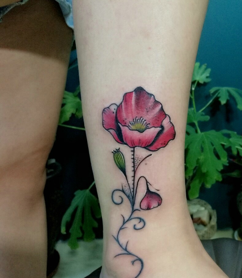 女孩脚腕的小清新罂粟花纹身刺青