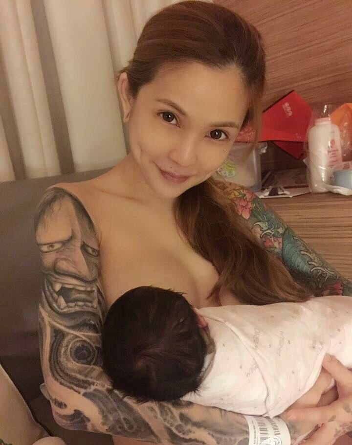 怀抱宝宝的时尚辣妈双手臂纹身图案