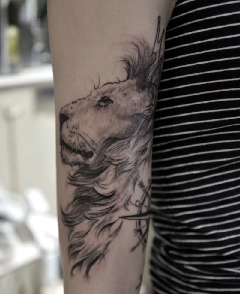 手臂一只看似很迷茫的狮子头纹身图案