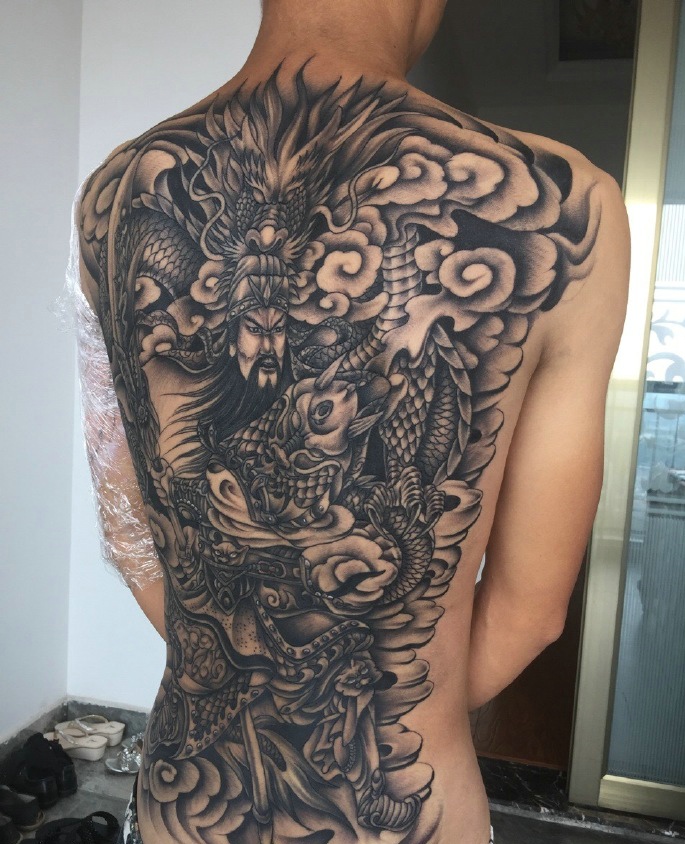 铺满整个背部的黑白关公纹身图案