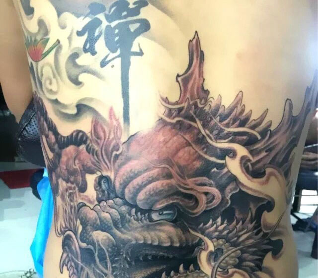 满背大邪龙纹身图案自信满满