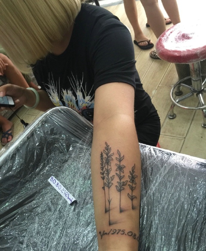 小树树与英文单词的手臂纹身图案