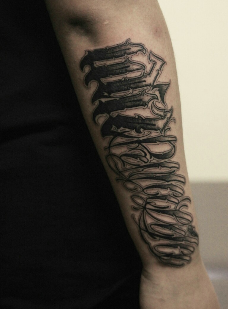 手臂外侧大花体英文纹身图案