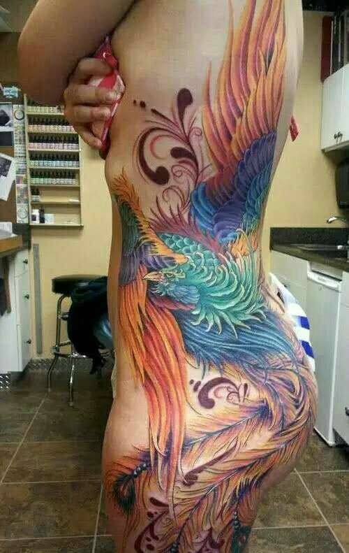 满背炫酷无比的彩色大凤凰纹身图案