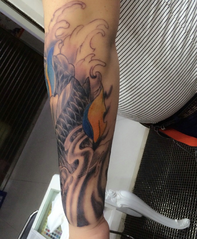 花臂鲤鱼与莲花一起的纹身图案