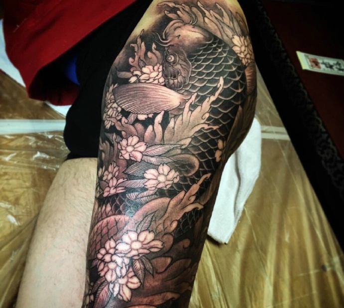 铺满整个半边腿部的鲤鱼纹身图案