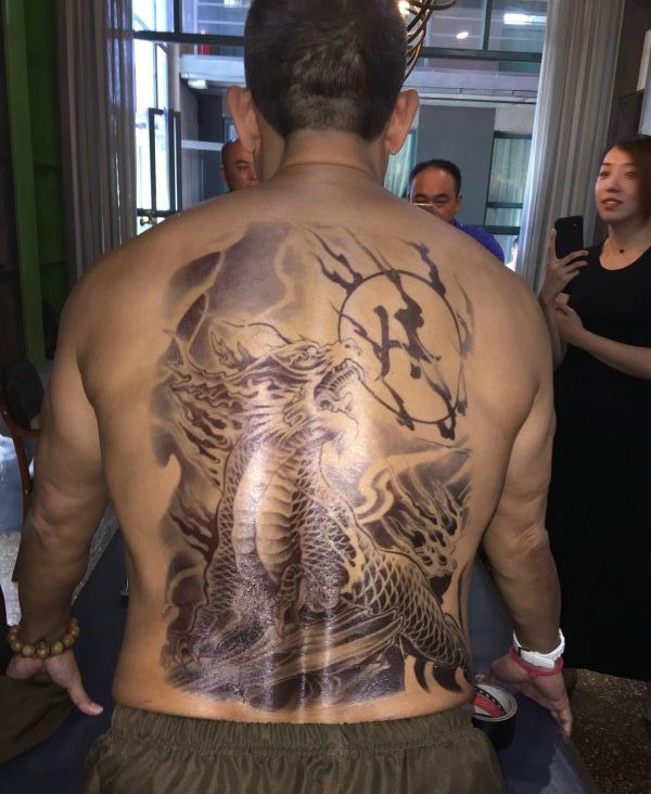 男明星演员有着帅气的纹身刺青