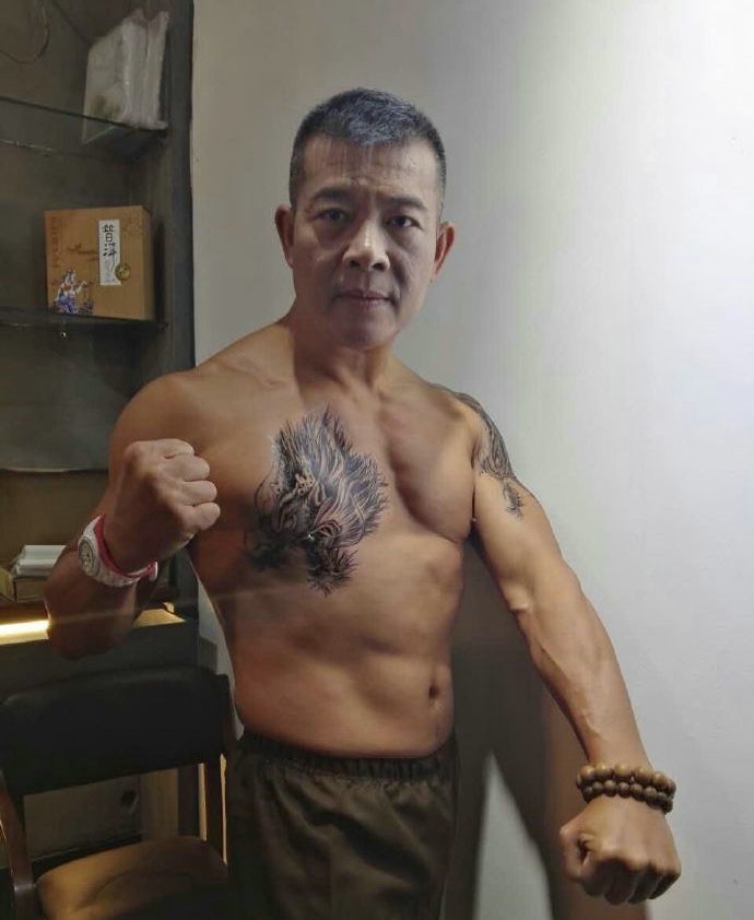 男明星演员有着帅气的纹身刺青