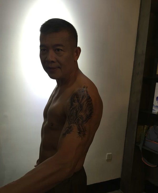 男明星演员有着帅气的纹身刺青