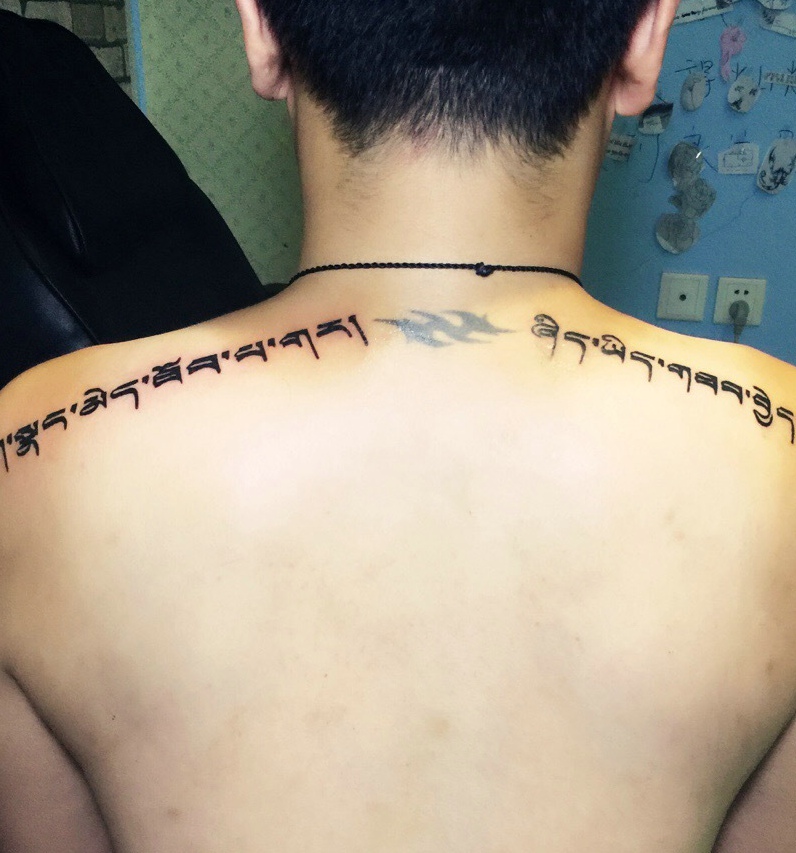 处在肩膀两边的个性梵文纹身图案
