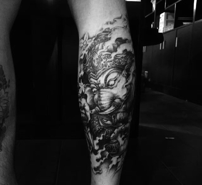 包小腿新传统黑白小象神纹身图案