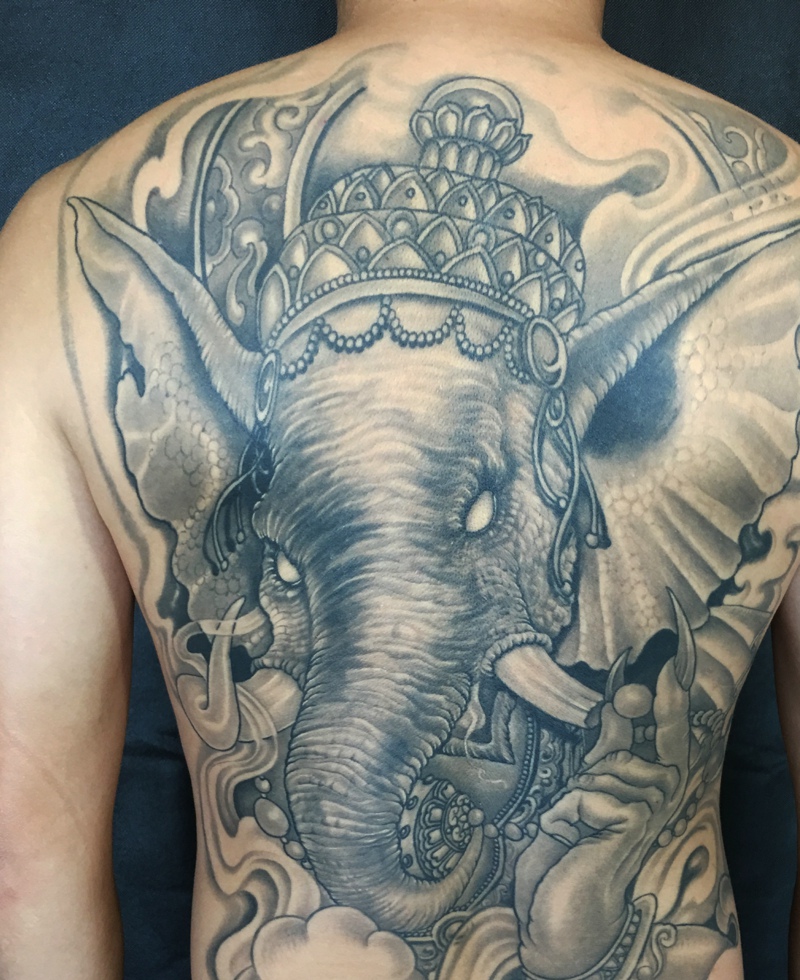 个性满背黑灰大象神纹身图案