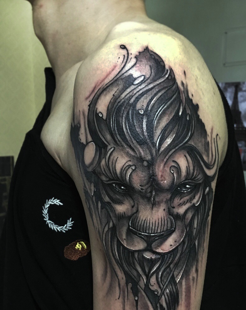 大臂精致清晰的狮子头纹身图案