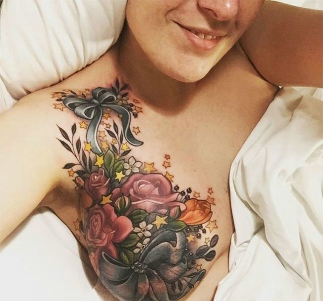 男士胸前五彩缤纷的花朵纹身刺青