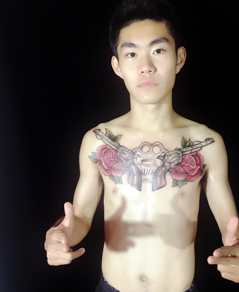 男士胸前两只水枪花朵纹身图案