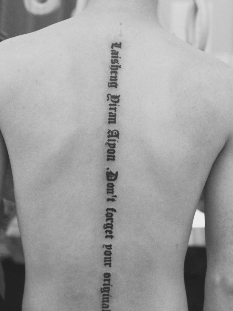 脊椎部个性有趣的英文纹身刺青