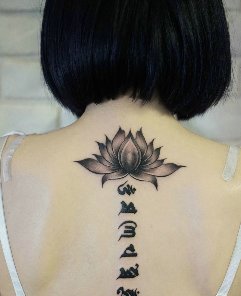 荷花与梵文一起的脊椎部纹身刺青