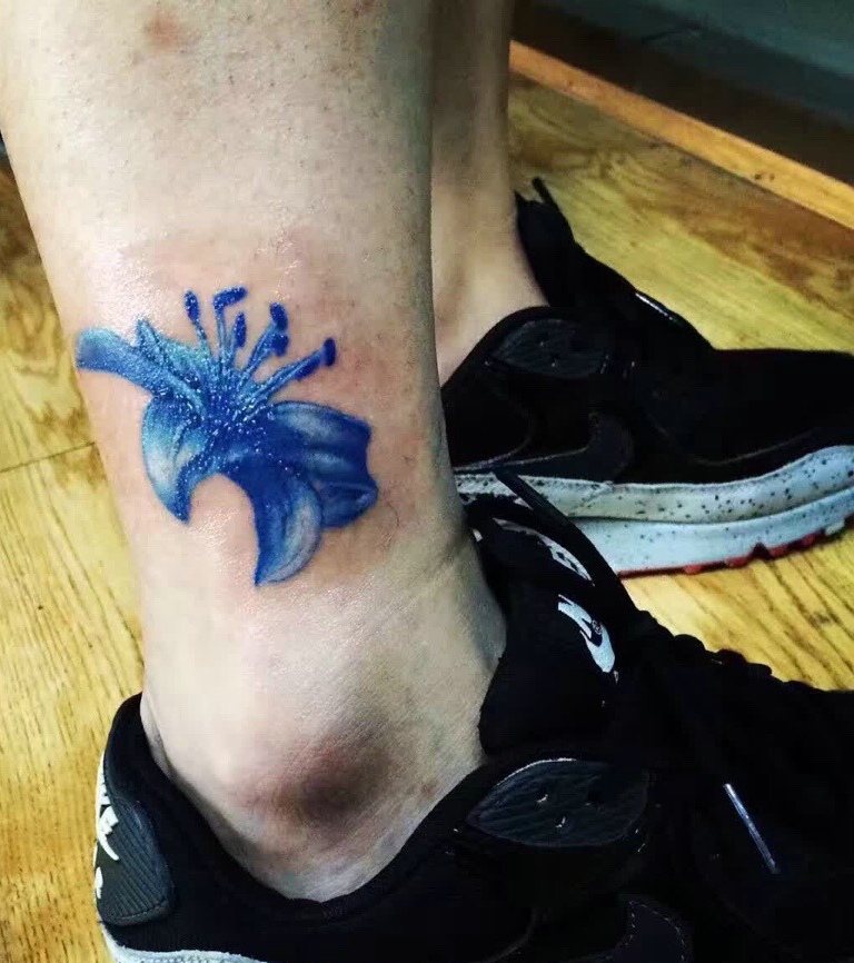 小腿外侧彩色花朵纹身图案