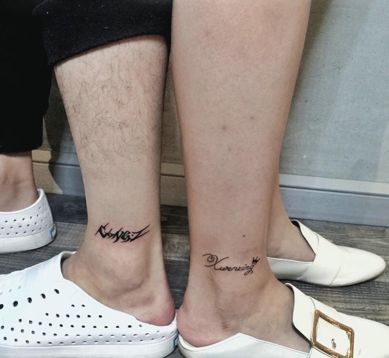 裸脚下小清新英文情侣纹身图案