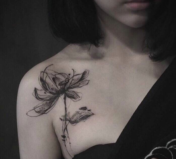 女生锁骨边的水墨花朵纹身图案