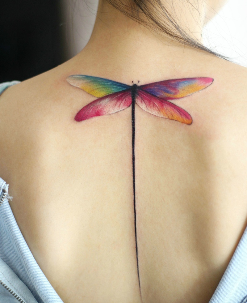 女生后背色彩迷人的蜻蜓纹身图案