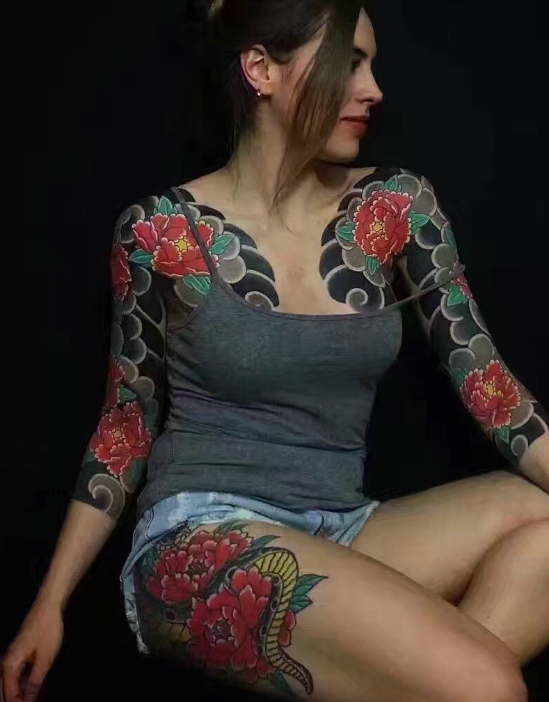 外国美女的双半甲彩色纹身图案