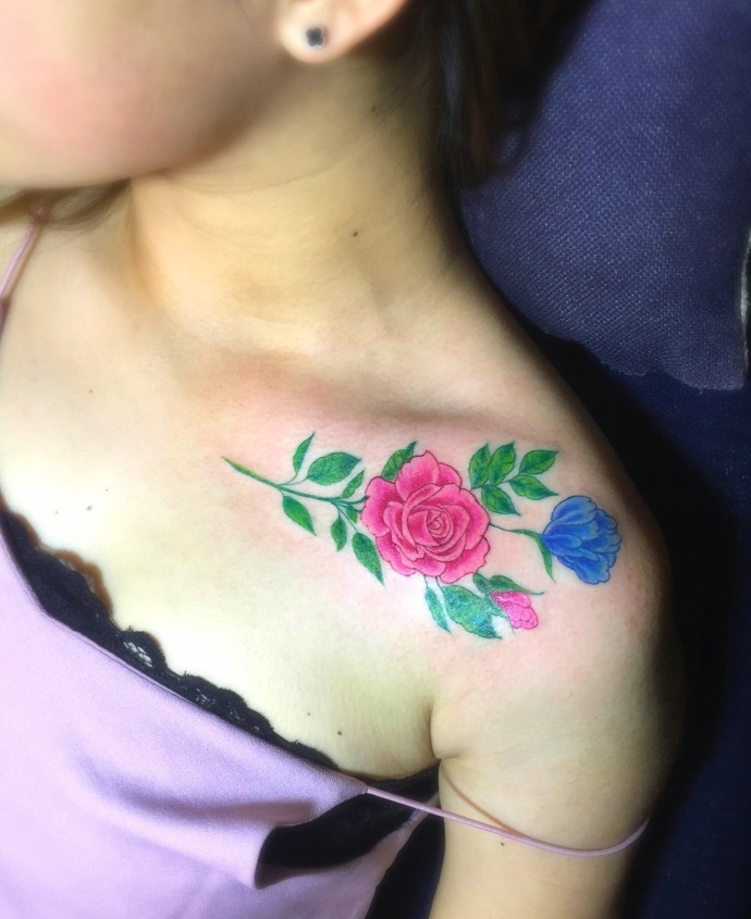 吊带女孩锁骨一只花纹身图案很诱人