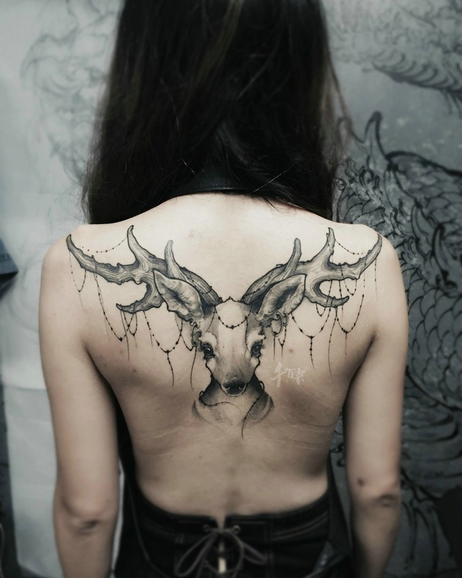 长发女孩后背可爱小鹿纹身图案