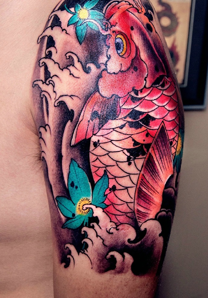 大臂亮瞎眼的红鲤鱼纹身图案