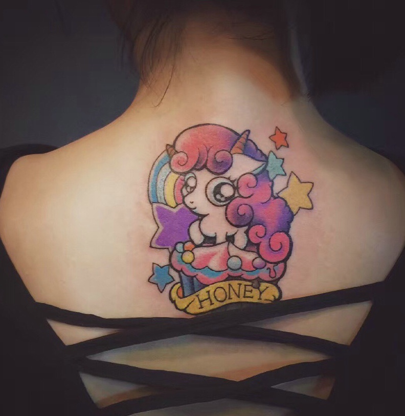 后背色彩可爱的小绵羊纹身图案