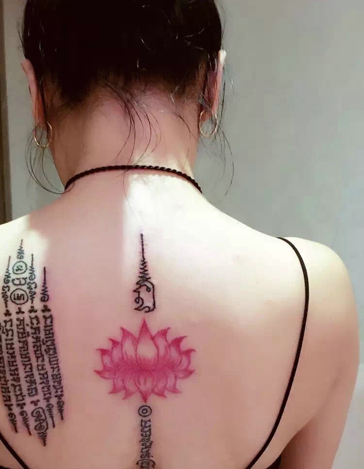 时尚女孩后背的精致图腾纹身图案