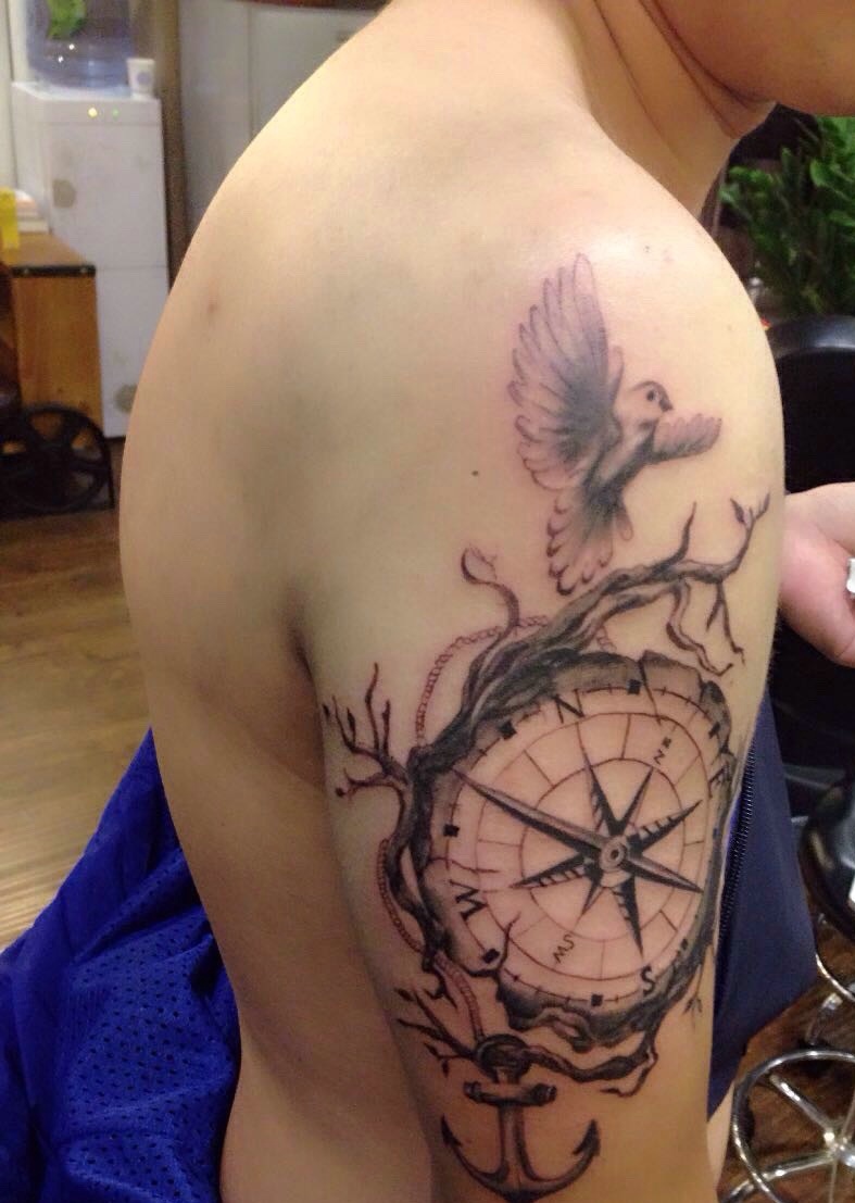 手臂经典耐看的指南针纹身图案