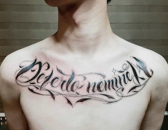 胸前清晰的大花体英文纹身图案