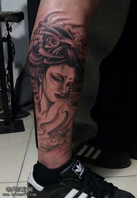 腿部日本艺伎图案