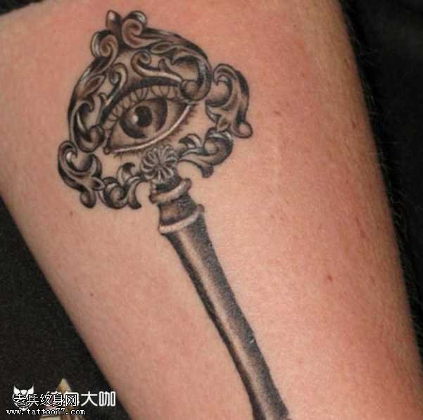 腰部眼睛钥匙纹身图案