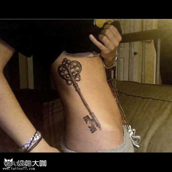 腰部钥匙纹身图案