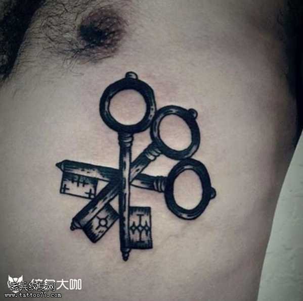 腰部钥匙纹身图案