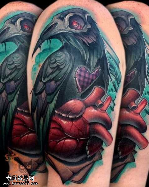 胳膊渡鸦心脏纹身图案