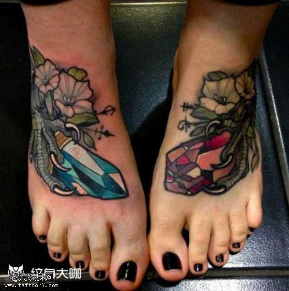 脚部粉蓝钻石纹身图案