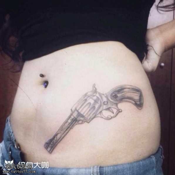 腰部枪纹身图案