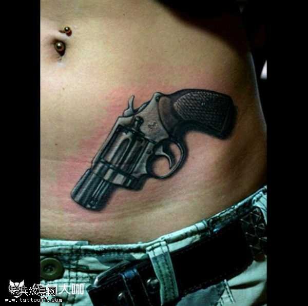 腰部枪纹身图案