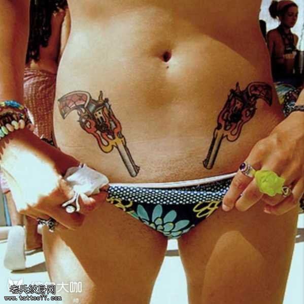 腰部手枪纹身图案