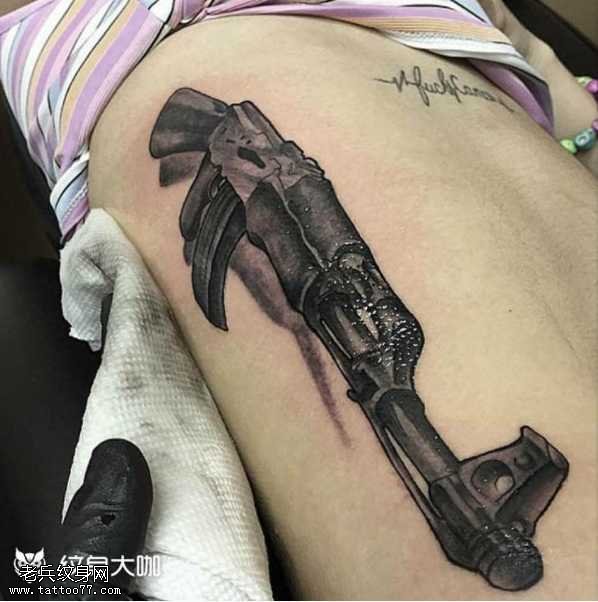 腰部AK74纹身图案