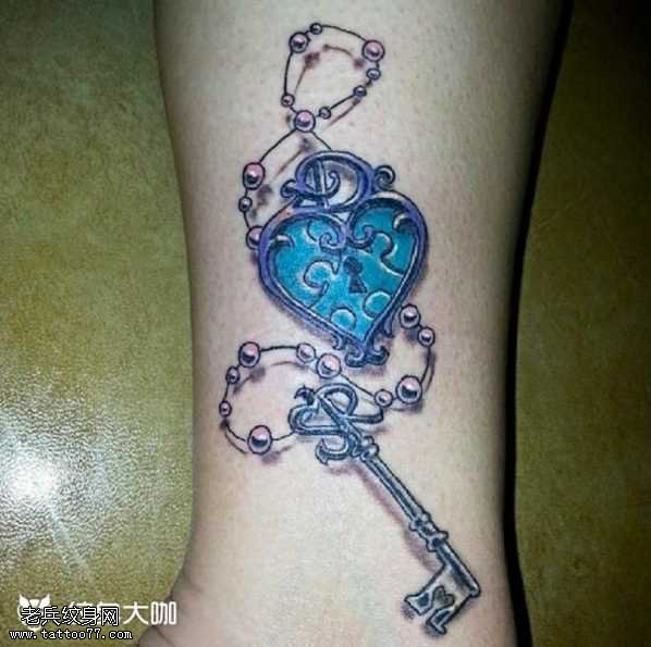 腿部钥匙锁心纹身图案