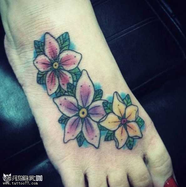 脚部粉花纹身图案