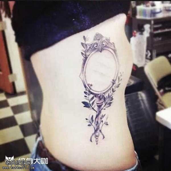 腰部镜子纹身图案